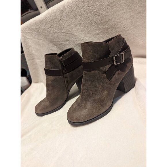 Soda block heeled booties size 8* - Picture 5 of 7